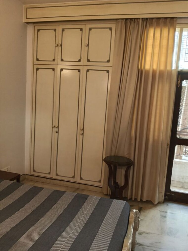 Room, jangpura 3 Bedroom 200 Sq.Yd. Apartment In Jangpura Delhi 9918453