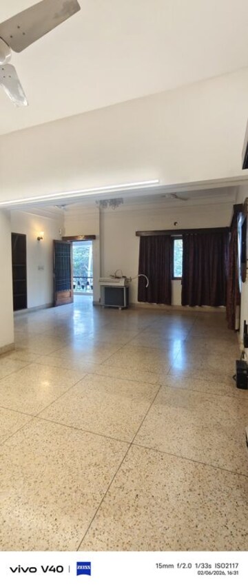 Living Room in 2.5 BHK Apartment at Defence Colony – for Rent