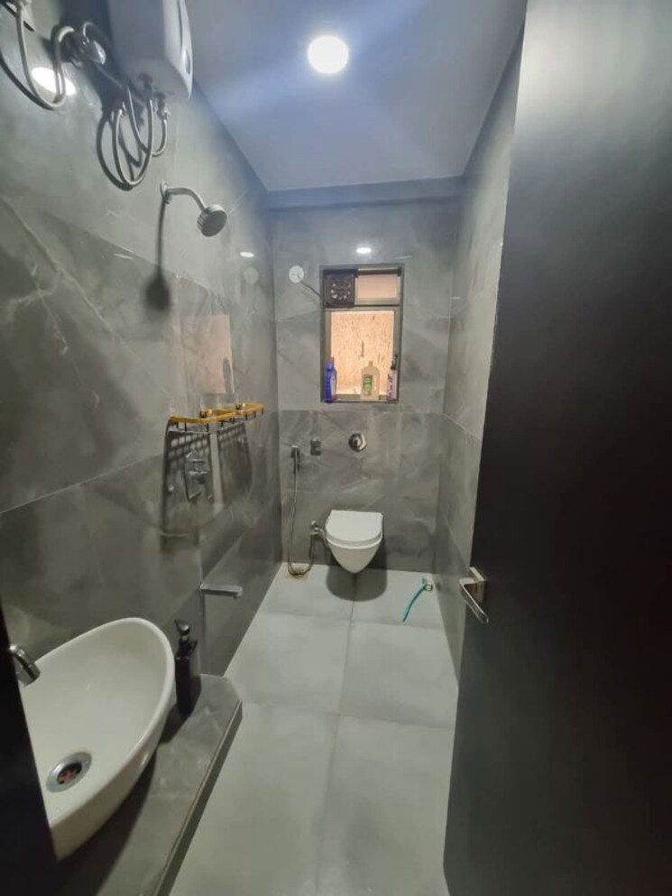 Bathroom, ishan-chs-matunga 2 Bedroom 900 Sq.Ft. Apartment In Matunga East Mumbai 9918485
