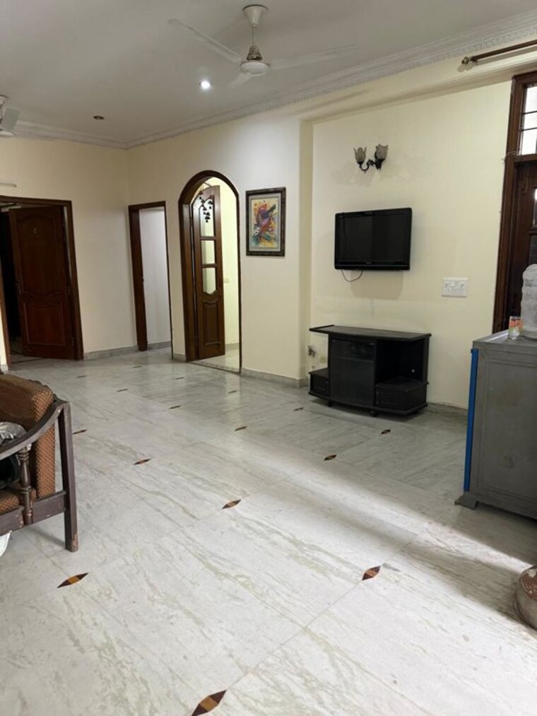  Parking, sector 51 4 Bedroom 3000 Sq.Ft. Independent House In Sector 51 Noida 9918520