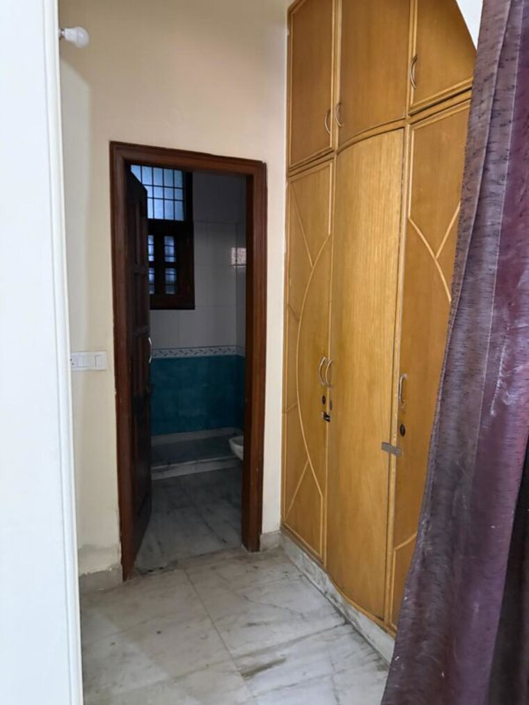 Room, sector 51 4 Bedroom 3000 Sq.Ft. Independent House In Sector 51 Noida 9918520