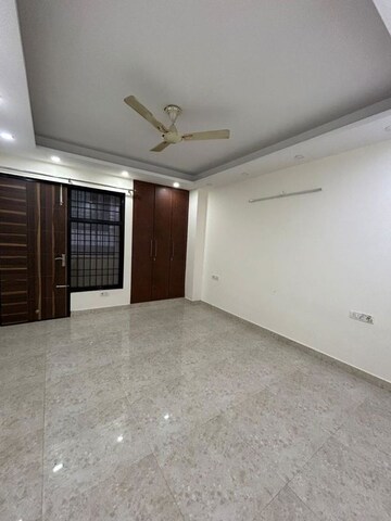 Room in 3 BHK Builder Floor at Sushant Lok 2, Sector 57 – for Rent