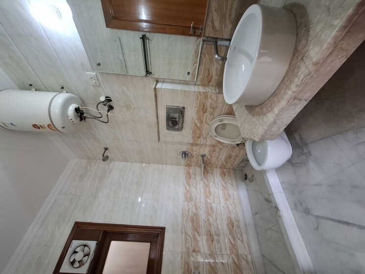 Bathroom, nehru enclave 4 Bedroom 1800 Sq.Ft. Builder Floor In Nehru Enclave Delhi 9918592