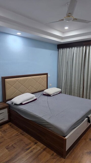 Bedroom in 3.5 BHK Apartment at Gomti Nagar – for Rent