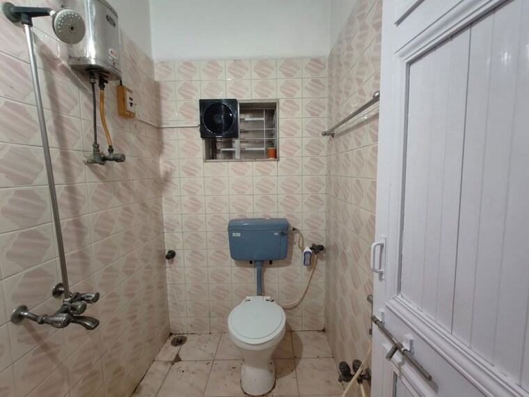 Bathroom, evershine-chs-malad 2 Bedroom 800 Sq.Ft. Apartment In Malad West Mumbai 9918674
