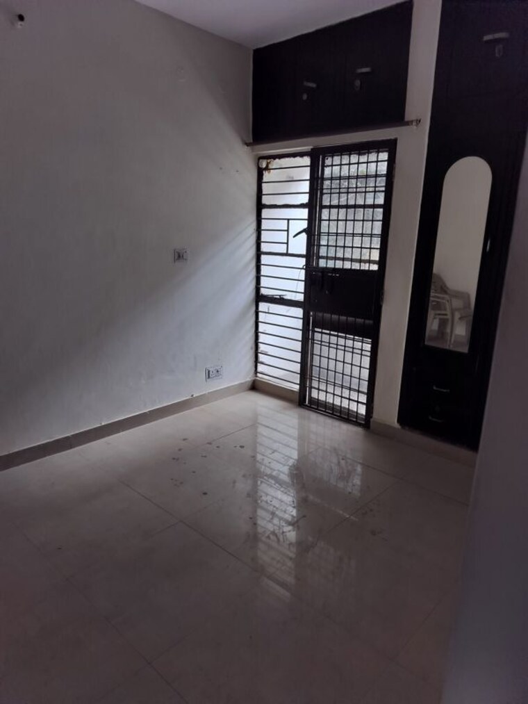 Room, sector 17 dwarka 2 Bedroom 950 Sq.Ft. Apartment In Sector 17 Dwarka Delhi 9870427