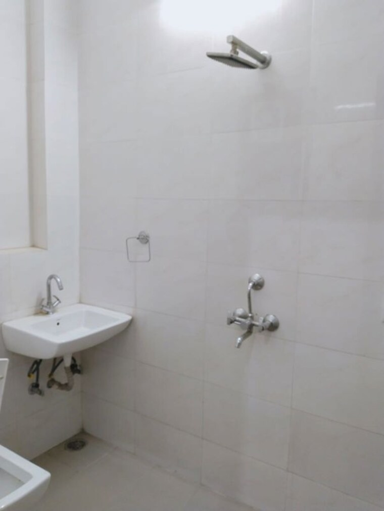 Bathroom, global-arcade 2 Bedroom 1200 Sq.Ft. Builder Floor In Sector 42 Gurgaon 9918756