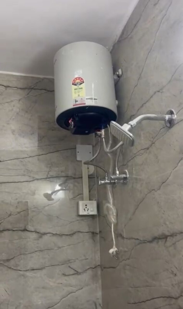 Bathroom, patel nagar 1 Bedroom 400 Sq.Ft. Builder Floor In Patel Nagar Delhi 9918792