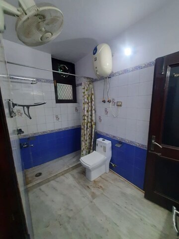 Bathroom in 2.5 BHK Villa at Sector 49 – for Rent