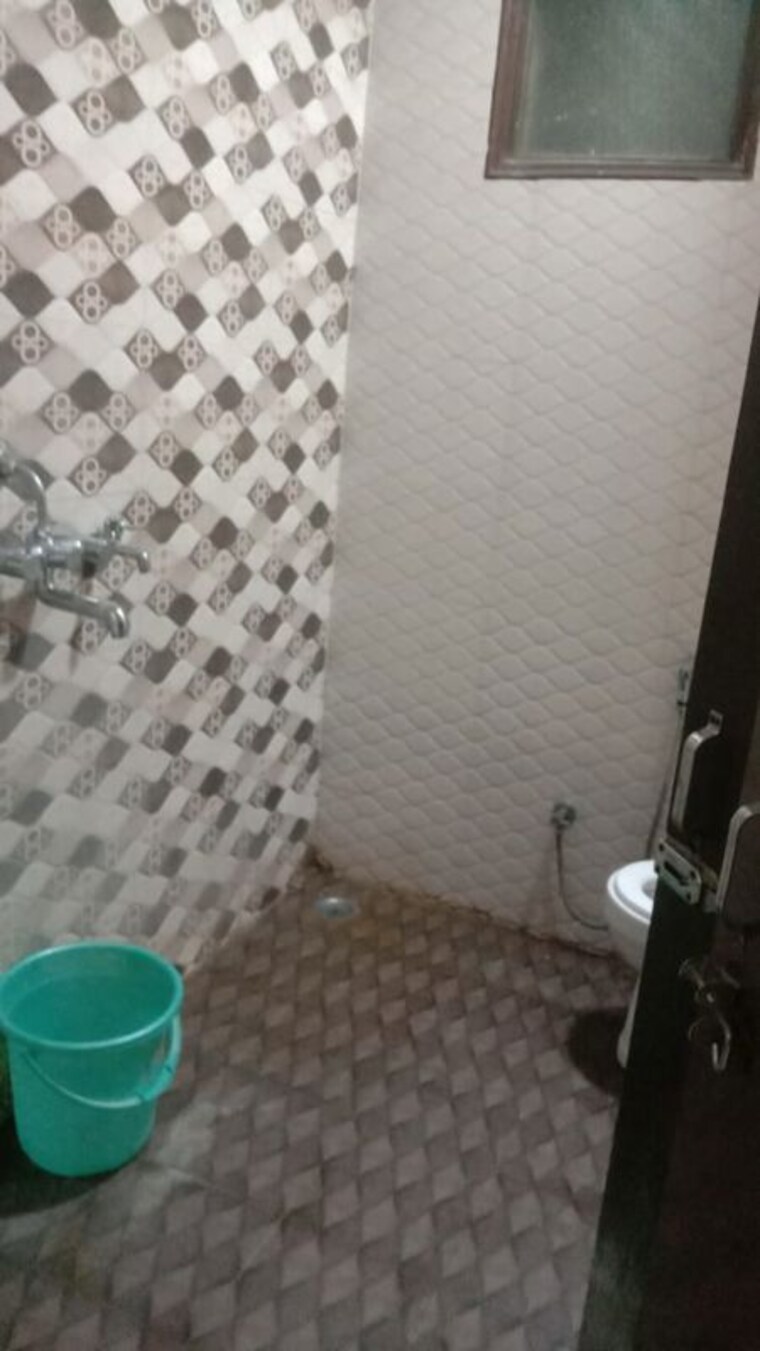 Bathroom, e block shastri nagar 3 Bedroom 170 Sq.Yd. Builder Floor In E Block Shastri Nagar Ghaziabad 9904046