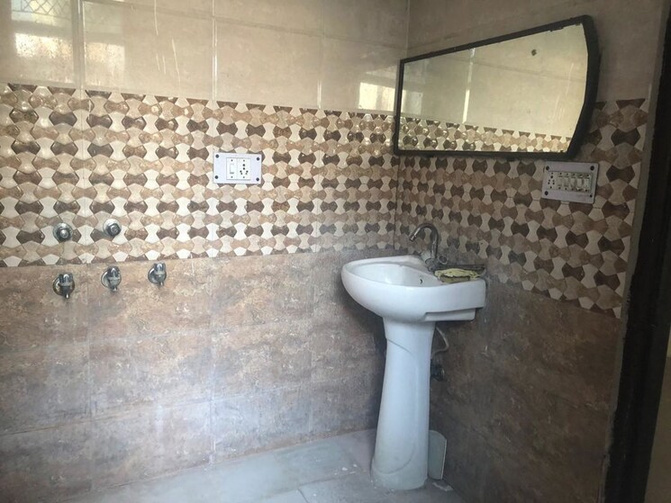 Bathroom, sector 55 3.5 Bedroom 4200 Sq.Ft. Independent House In Sector 55 Noida 9918925