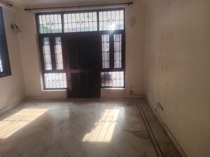 Room in 3 BHK Builder Floor at RWA Apartments Sector 41, Sector 41 – for Rent