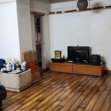 Room in 3.5 BHK Apartment at New Jay Palace, Yari Road – for Rent