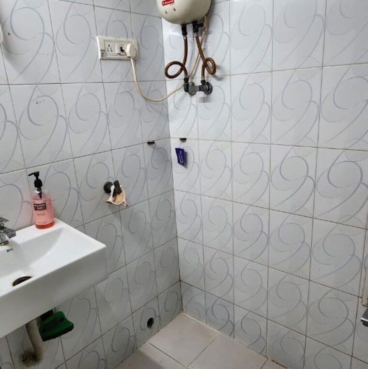 Bathroom, new-jay-palace 3.5 Bedroom 1050 Sq.Ft. Apartment In Yari Road Mumbai 9918959