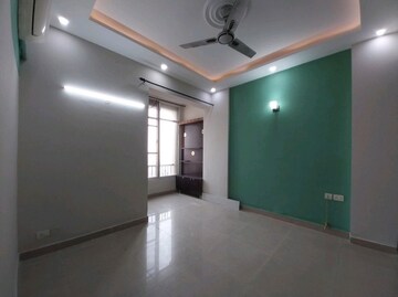 Room in 2 BHK Apartment at Amrapali Sapphire, Sector 45 – for Rent