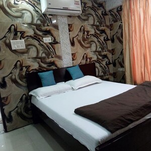 Team Area in 3 BHK Apartment at Mohid Heights, Andheri West – for Rent