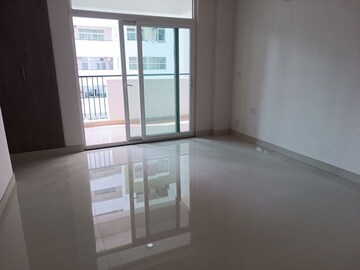 Room in 3 BHK Apartment at Amrapali Heartbeat City, Sector 107 – for Rent