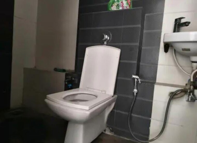 Bathroom, raj-tattva 5 Bedroom 1870 Sq.Ft. Apartment In Kapur Bawdi Thane 9919047