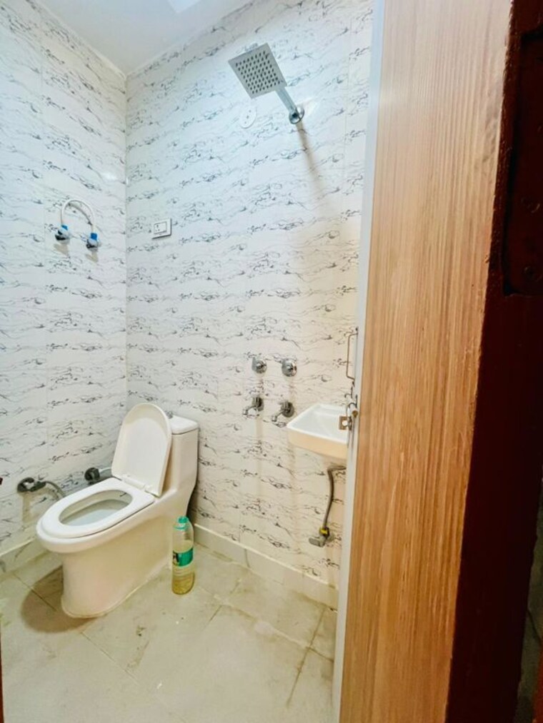Bathroom, chattarpur 3 Bedroom 85 Sq.Yd. Builder Floor In Chattarpur Delhi 9817264