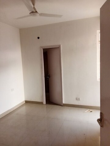 Room in 2 BHK Apartment at Suncity Avenue 76, Sector 76 – for Rent