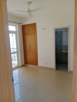 Room in 2 BHK Apartment at Suncity Avenue 76, Sector 76 – for Rent