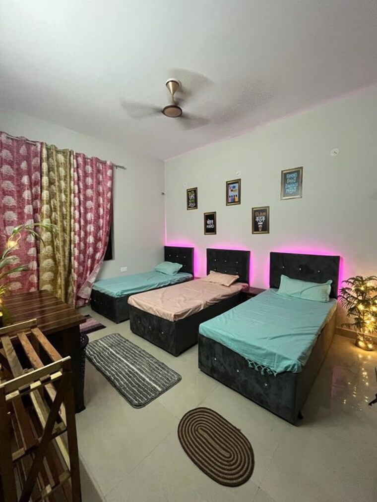 Room, sector 121 Pg For Boys & Girls In Sector 121 9919135