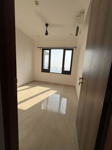 Room in 2 BHK Apartment at Lodha The Park, Worli – for Rent