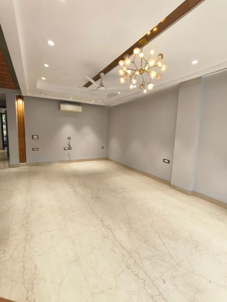 Room, kalkaji 3 Bedroom 200 Sq.Yd. Builder Floor In Kalkaji Delhi 9919230