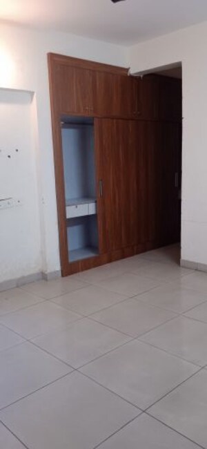 Room in 3 BHK Apartment at Panchsheel Greens II, Sector 16 Greater Noida – for Rent