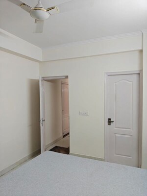 Room in 3 BHK Apartment at Amrapali Crystal Homes, Sector 76 – for Rent