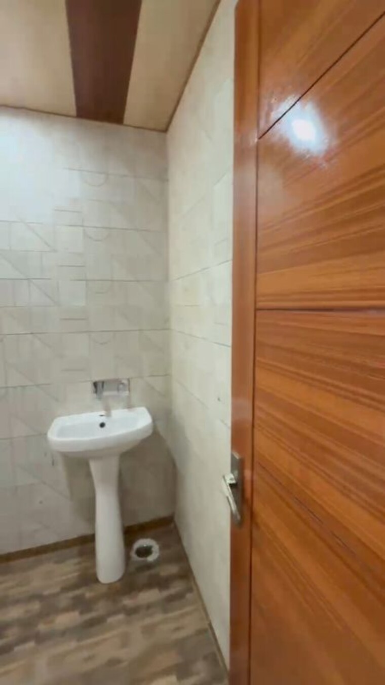 Bathroom, bptp-district-3 3 Bedroom 250 Sq.Yd. Builder Floor In Sector 85 Faridabad 9270580