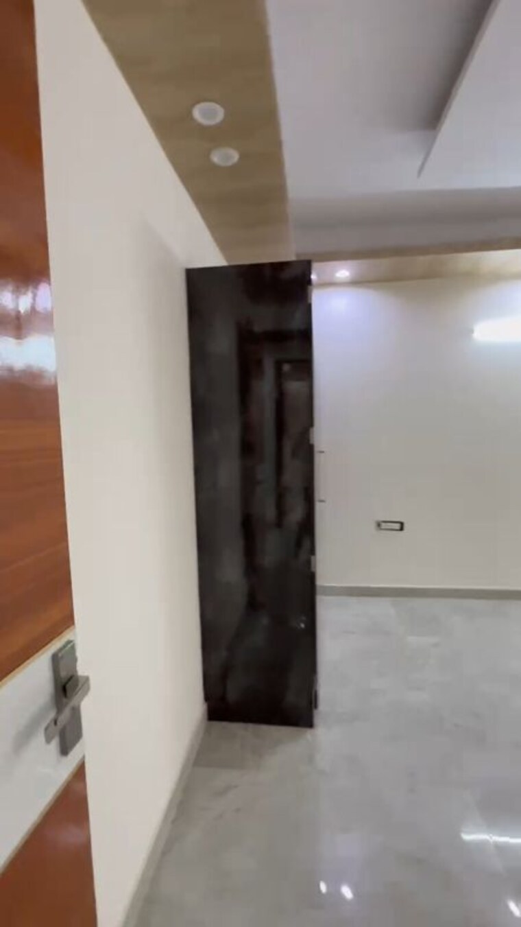 Room, bptp-district-3 3 Bedroom 250 Sq.Yd. Builder Floor In Sector 85 Faridabad 9270580