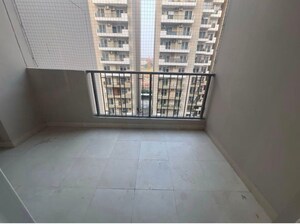 Room in 3 BHK Apartment at Green Valley Residencia, Ghazipur – for Sale