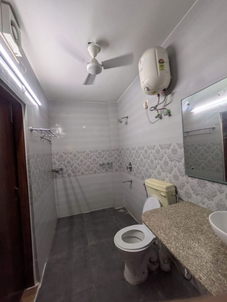 Bathroom, dlf phase i 2 Bedroom 1600 Sq.Ft. Builder Floor In Dlf Phase I Gurgaon 9919336