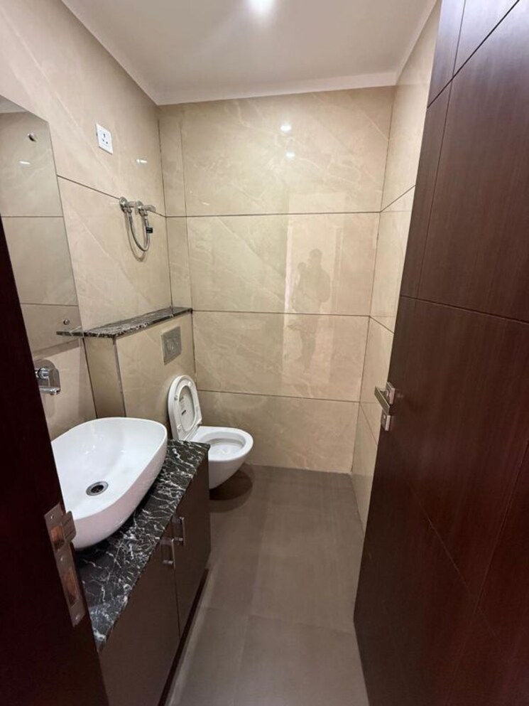 Bathroom, dlf city phase 3  3600 Sq.Ft. Builder Floor In Dlf City Phase 3 Gurgaon 9919338