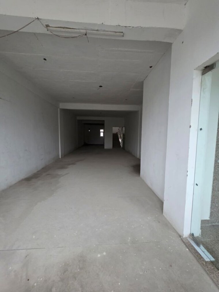 Room, ambika-florence-park Commercial Showroom 125 Sq.Yd. In North Mullanpur Chandigarh 9919415