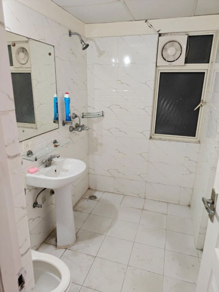 Bathroom, amrapali-silicon-city 2 Bedroom 1075 Sq.Ft. Apartment In Sector 76 Noida 9919483