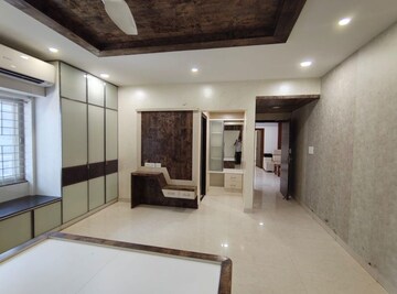 Room in 4 BHK Apartment at Vyjayanth Chalets, Puppalaguda – for Rent