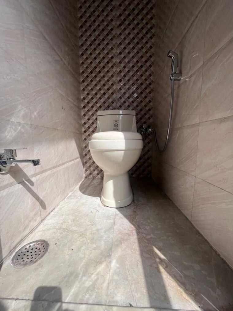 Bathroom, govindpuri 3 Bedroom 1000 Sq.Ft. Builder Floor In Govindpuri Delhi 9580703