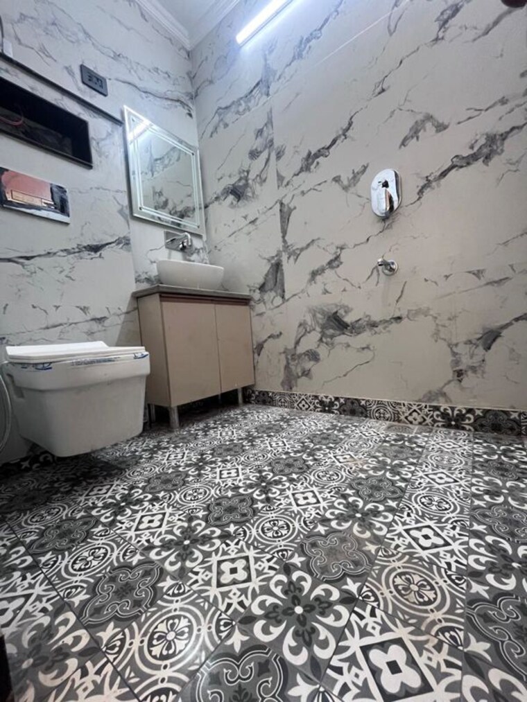 Bathroom, govindpuri 3 Bedroom 1000 Sq.Ft. Builder Floor In Govindpuri Delhi 9580703