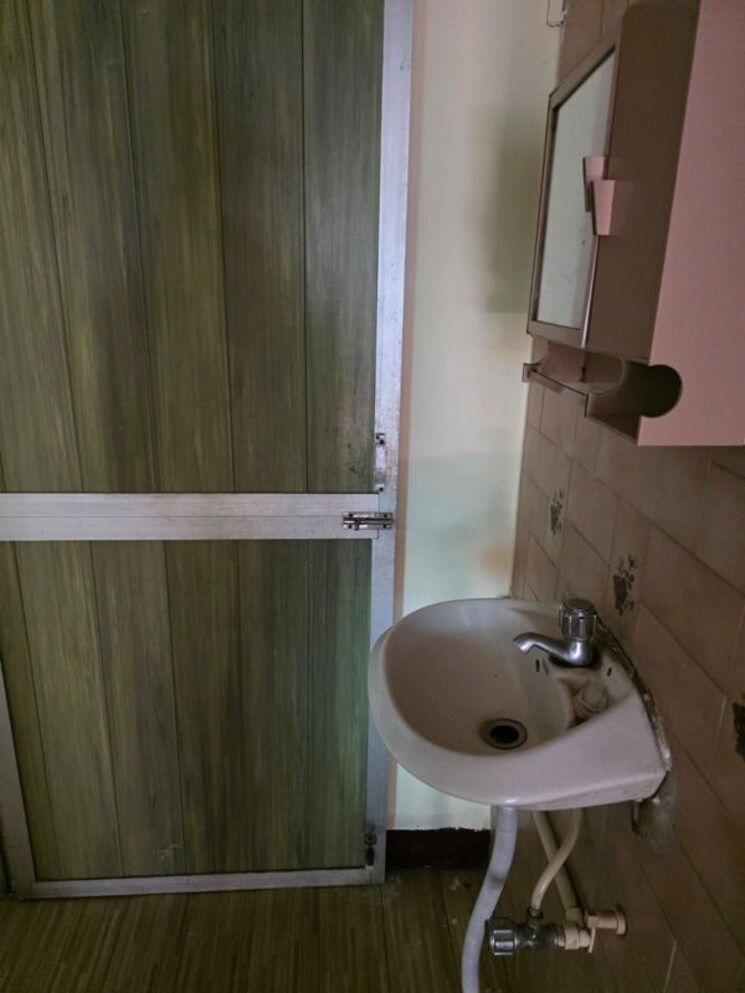 Bathroom, stc-employees-chs 1.5 Bedroom 750 Sq.Ft. Apartment In Andheri East Mumbai 9919553
