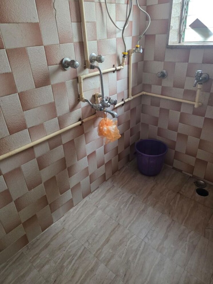 Bathroom, stc-employees-chs 1.5 Bedroom 750 Sq.Ft. Apartment In Andheri East Mumbai 9919553