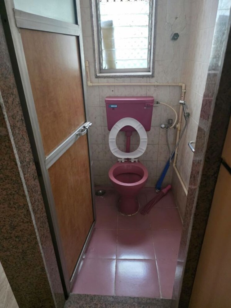 Bathroom, stc-employees-chs 1.5 Bedroom 750 Sq.Ft. Apartment In Andheri East Mumbai 9919553
