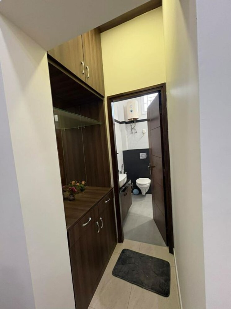 Bathroom, east of kailash 3 Bedroom 1300 Sq.Ft. Builder Floor In East Of Kailash Delhi 9919601