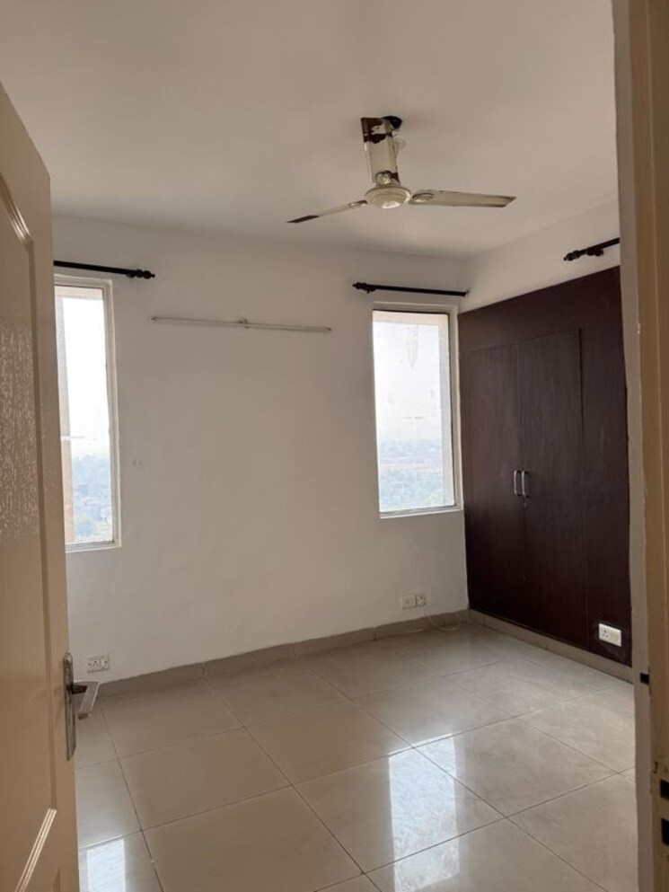 Room, amrapali-silicon-city 3 Bedroom 1475 Sq.Ft. Apartment In Sector 76 Noida 9919606