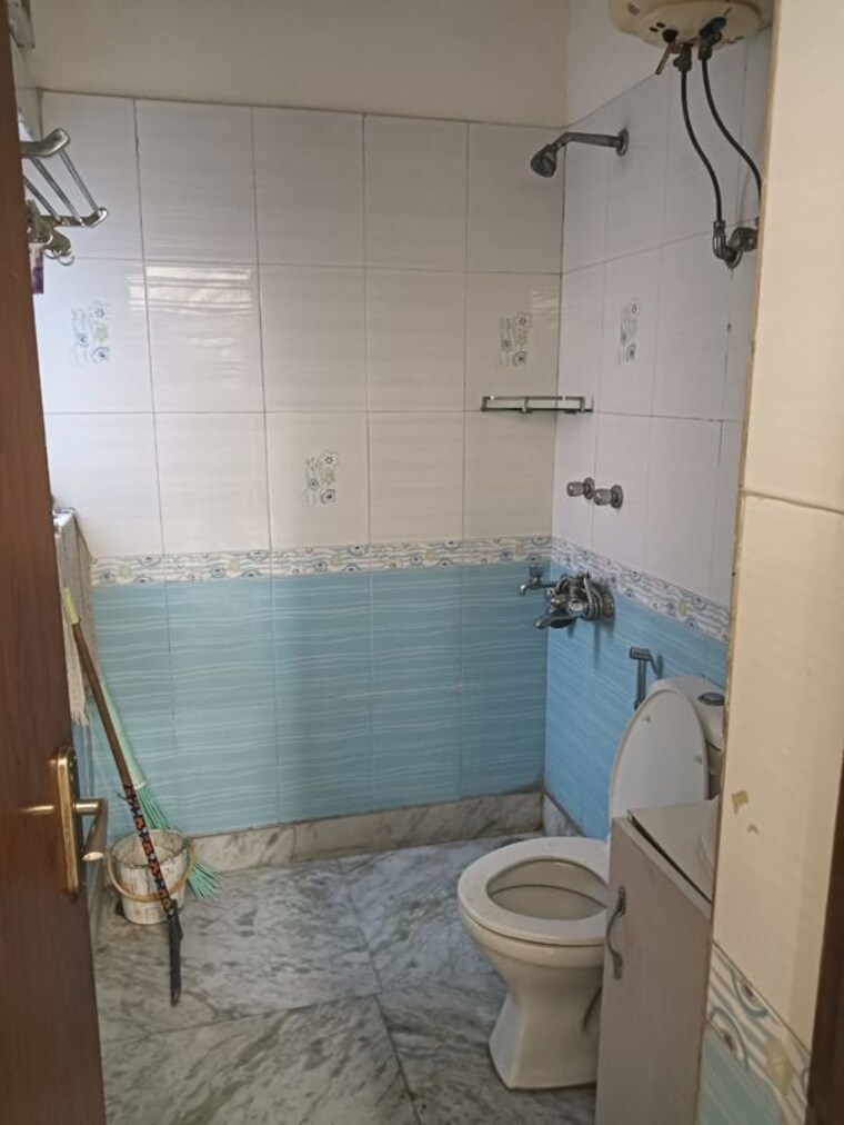 Bathroom, chittaranjan park 3 Bedroom 1300 Sq.Ft. Builder Floor In Chittaranjan Park Delhi 9919632