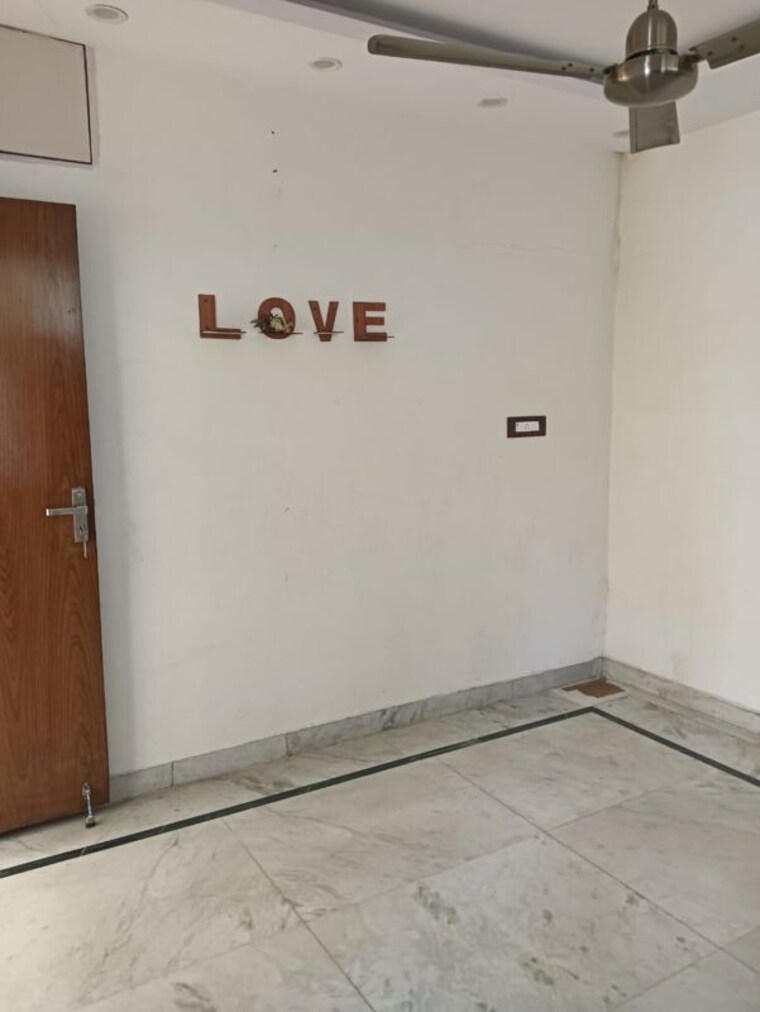 Room, chittaranjan park 3 Bedroom 1300 Sq.Ft. Builder Floor In Chittaranjan Park Delhi 9919632