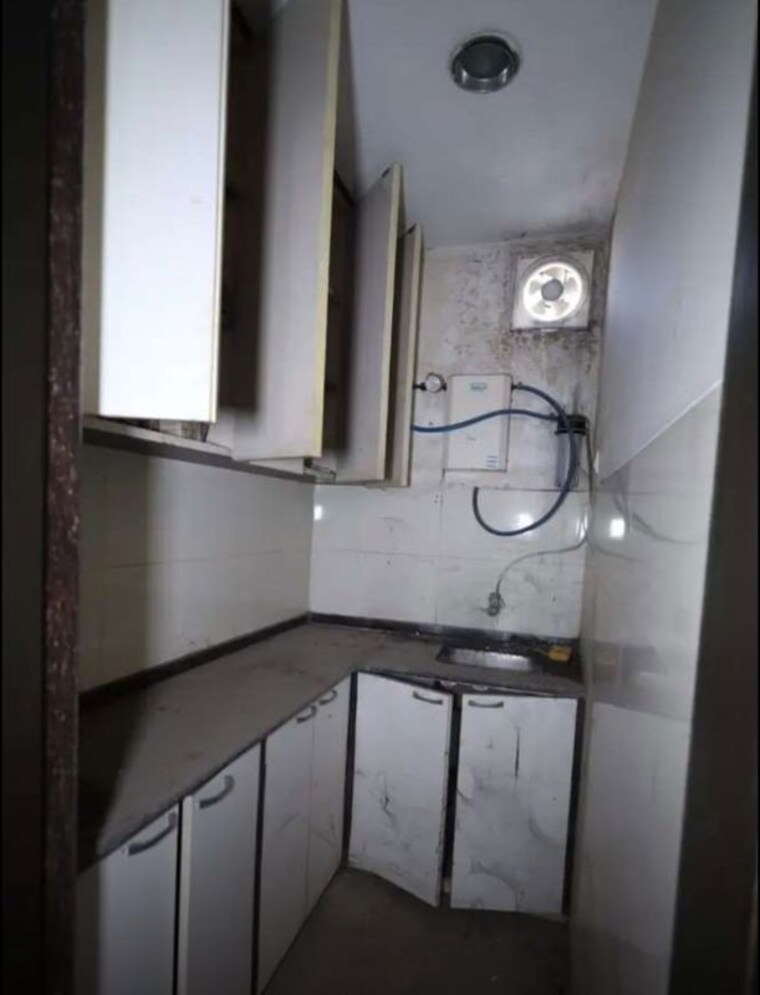 Bathroom, naka hindola Commercial Office Space 1000 Sq.Ft. In Naka Hindola Lucknow 9919643