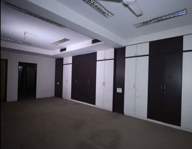 Room, naka hindola Commercial Office Space 1000 Sq.Ft. In Naka Hindola Lucknow 9919643