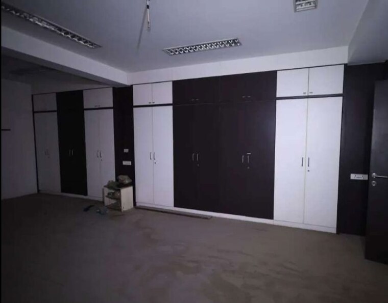 Room, naka hindola Commercial Office Space 1000 Sq.Ft. In Naka Hindola Lucknow 9919643